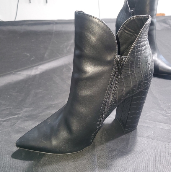 These are Qupid brand shoes. Size 8 - Picture 5 of 8